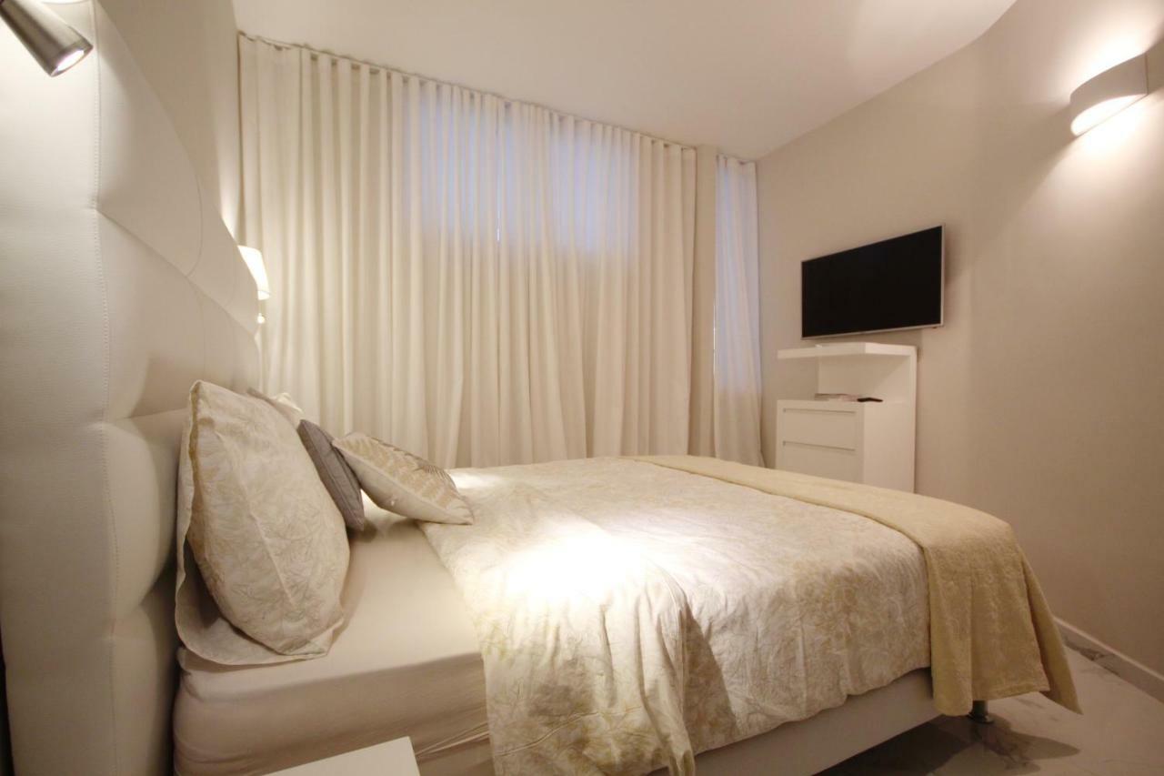 Luxury Apartments In First Beach Line With Pool 아데제 외부 사진