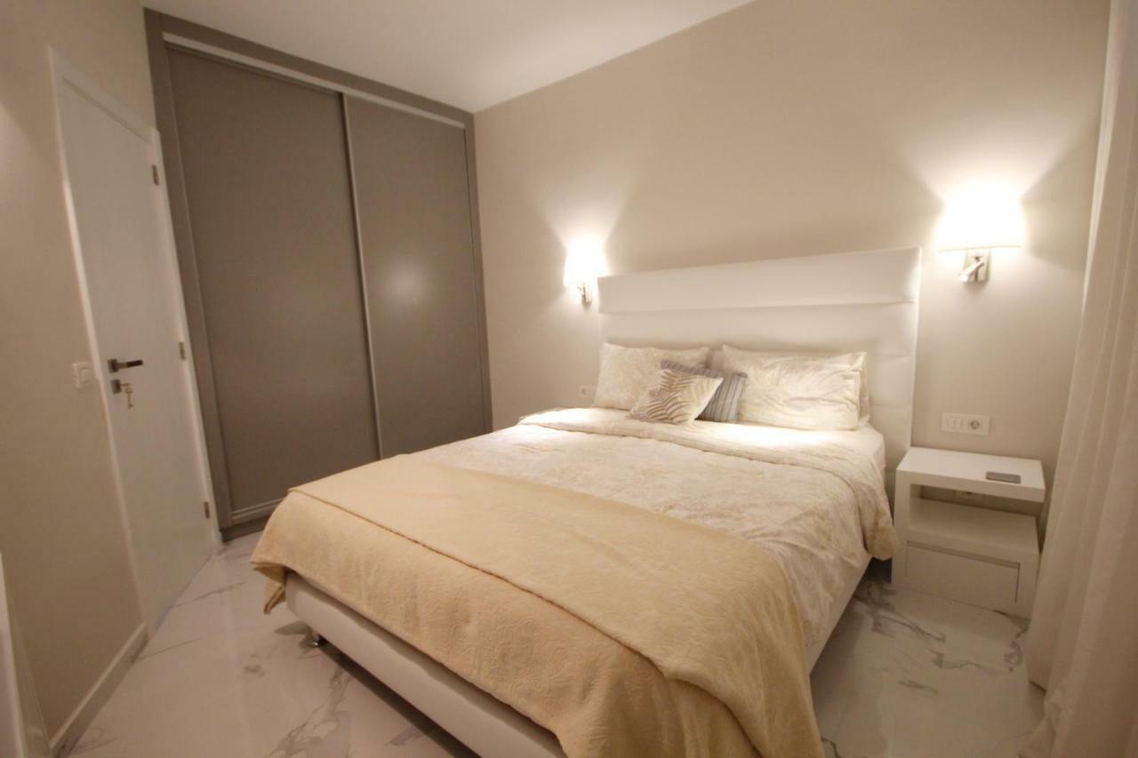 Luxury Apartments In First Beach Line With Pool 아데제 외부 사진