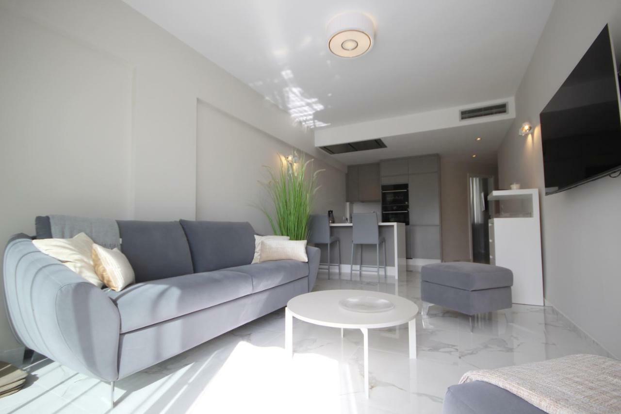 Luxury Apartments In First Beach Line With Pool 아데제 외부 사진